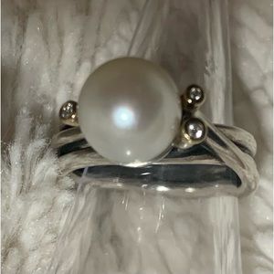 Gorgeous Pearl Pandora ring w little diamonds set in sterling silver. Size 8.